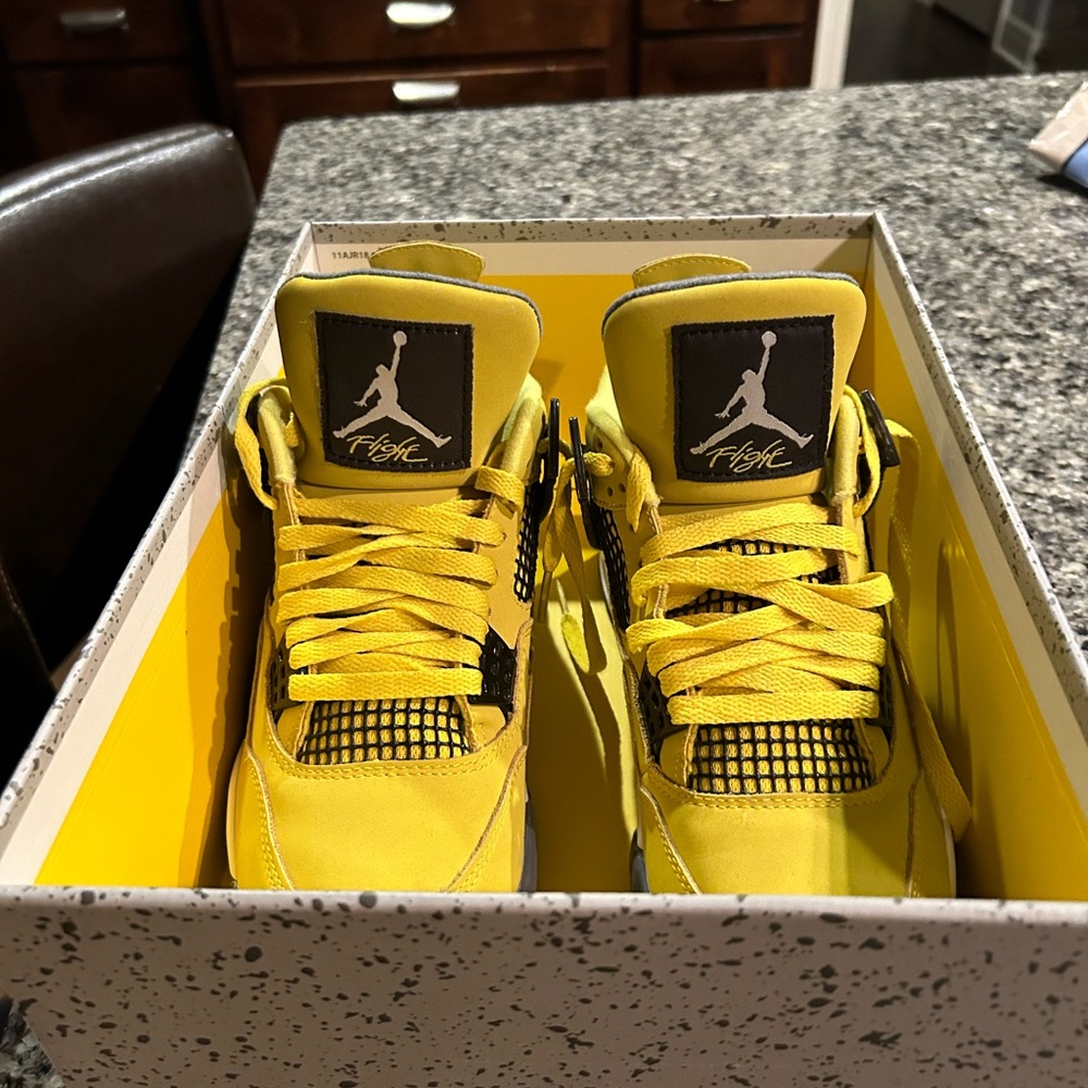 Air Jordan 4 lightning 🌩️
